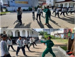 Tingkatkan Kemampuan Fisik Serta Kedisiplinan Linmas, Babinsa Sondakan Latihkan Beladiri Karate