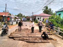 Kapolsek Matan Hilir Selatan dan Forkopimcam Perbaiki Jembatan yang Hampir Roboh