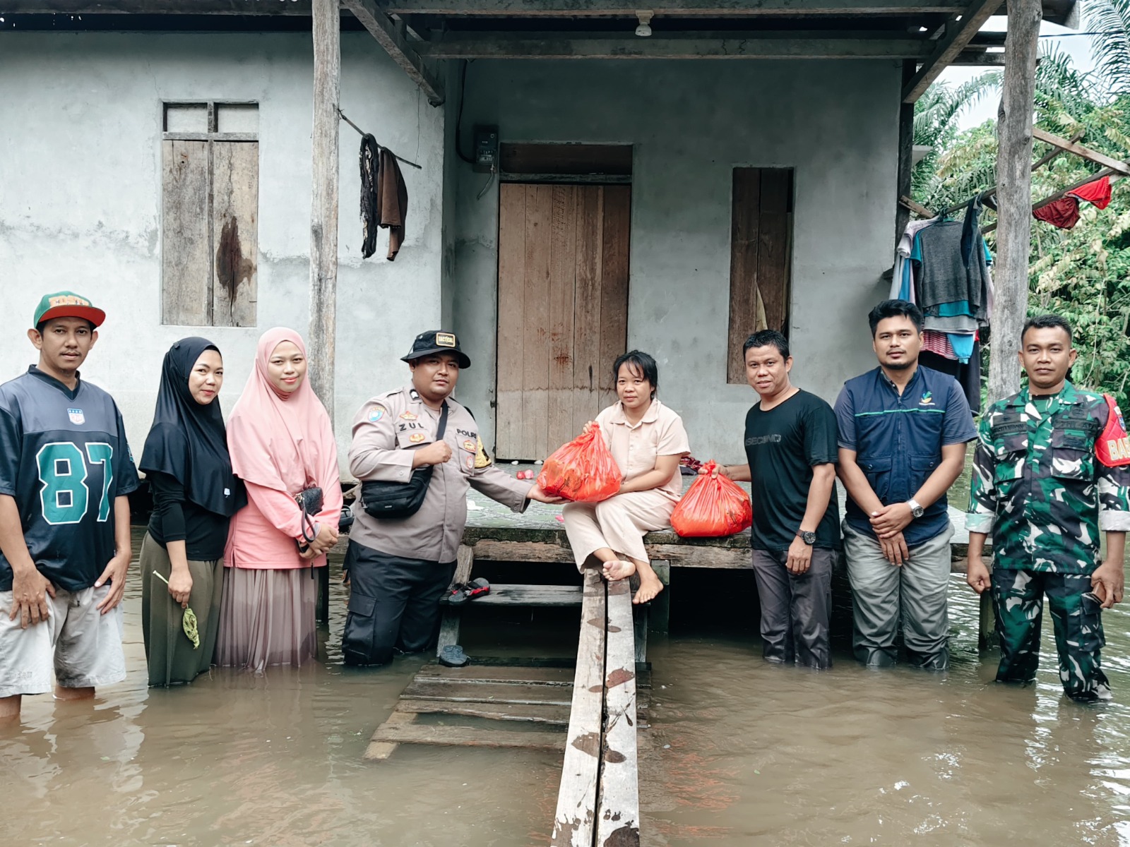 Kapolsek Nanga Tayap Salurkan Bantuan Banjir