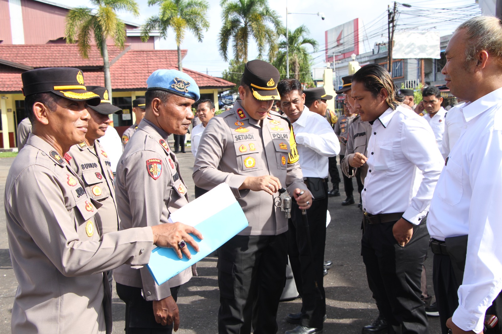 Jaga Profesionalisme dan Integritas,Kapolres Ketapang Periksa Senjata 