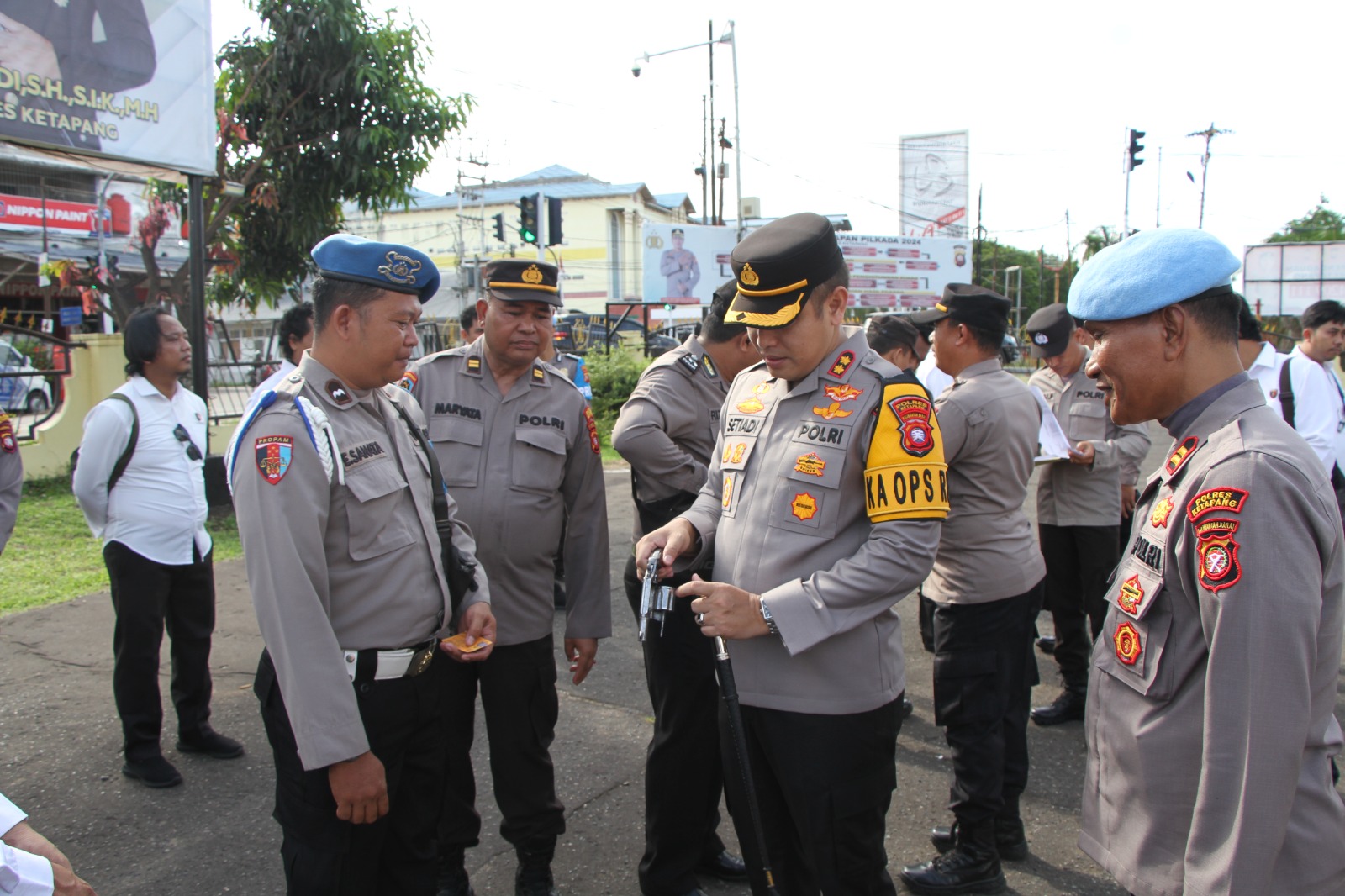 Jaga Profesionalisme dan Integritas,Kapolres Ketapang Periksa Senjata Api Dinas