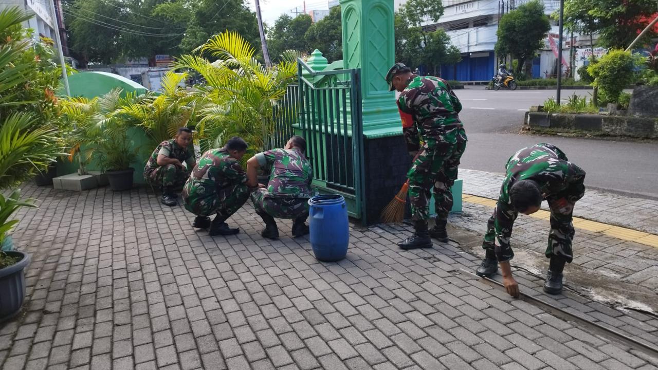 Pembersihan dan Perawatan Pangkalan, Anggota Koramil 04/Jebres Laksanakan Kerja Bakti