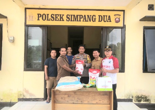 Kapolsek Simpang Dua Serahkan Bantuan Pupuk dan Bibit Jagung untuk Percepatan Ketahanan Pangan