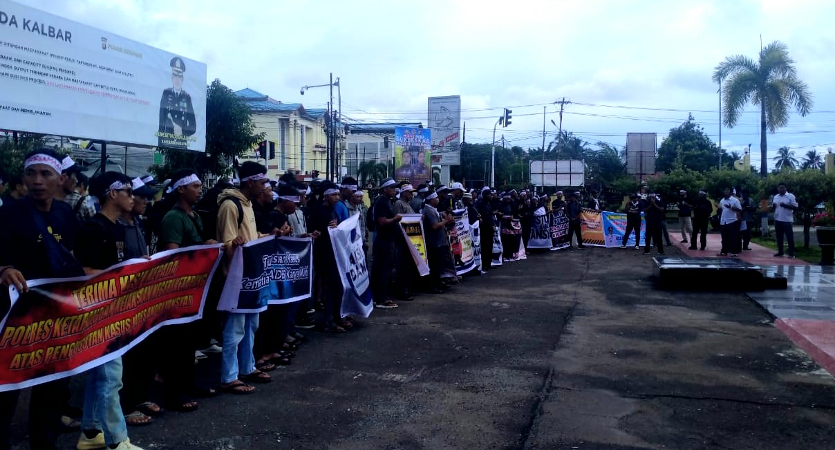 Ratusan Warga Gelar Aksi Damai di Polres Ketapang, Desak Penegakan Hukum dalam Kasus Kematian Kades Karya Mukti-kibaunews