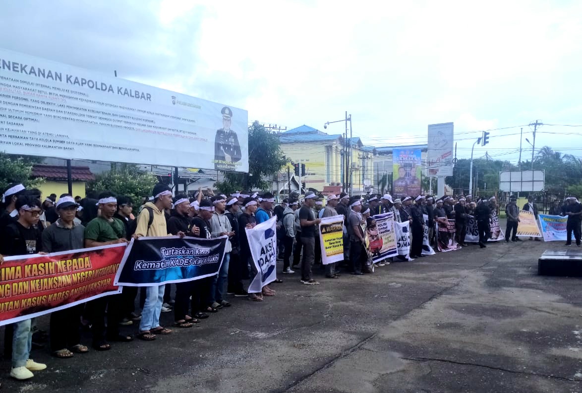 Ratusan Warga Gelar Aksi Damai di Polres Ketapang, Desak Penegakan Hukum dalam Kasus Kematian Kades Karya Mukti-kibaunews 1