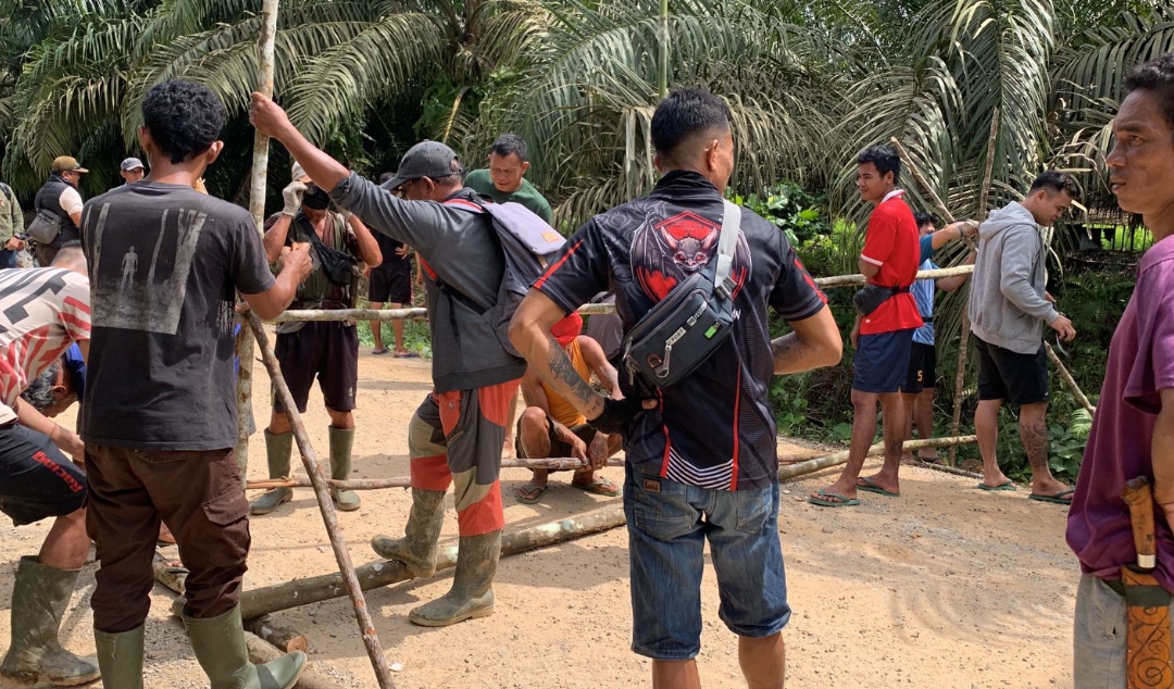 Masyarakat Pagar Jalan CPO PT.GKM Sanggau