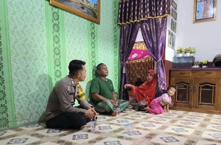 Anggota polsek matan hilir selatan,polres ketapang sedang berbincang dengan pihak keluarga anak yang tenggelam di kolam